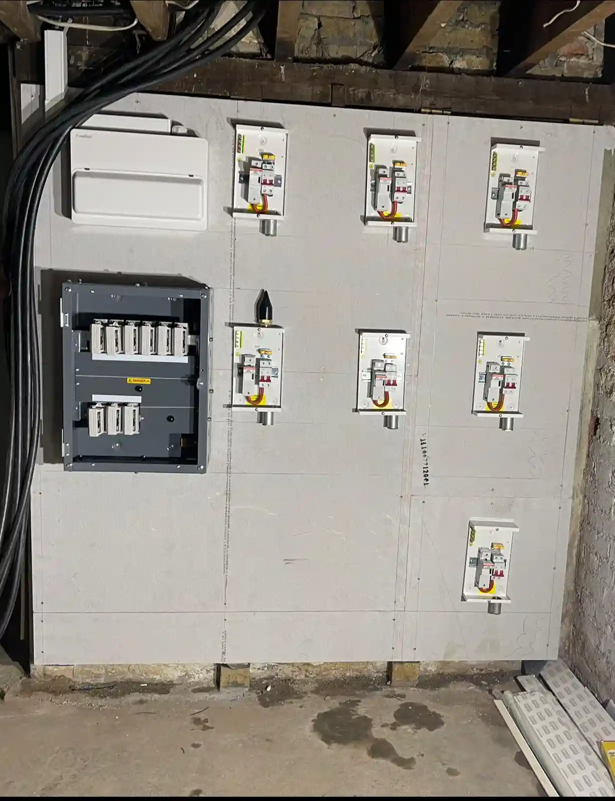 24 Hours Emergency Electrician near Brighton